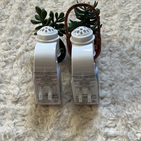 2 Bath & Body Works Wallflowers - Picture 4 of 5